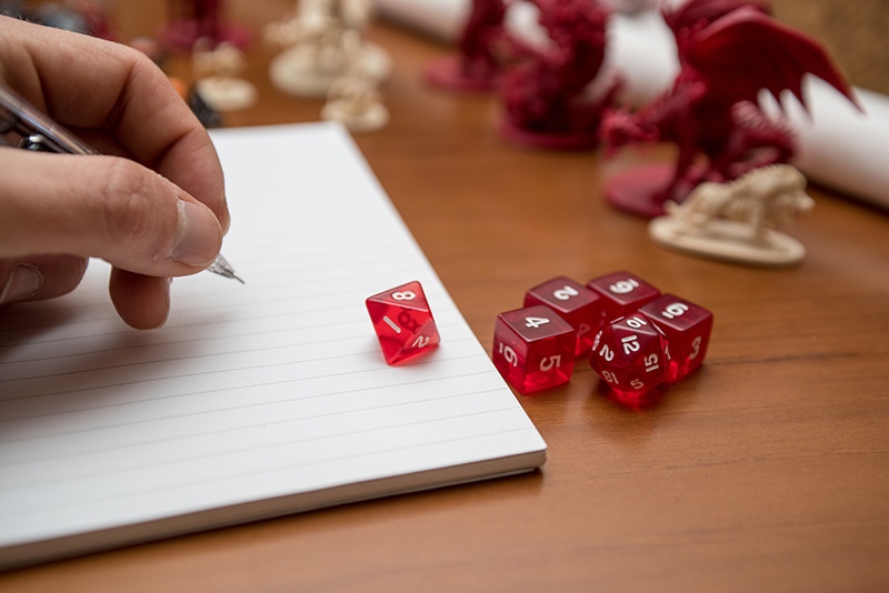 Persona tirando dados jugando un juego de rol en solitario